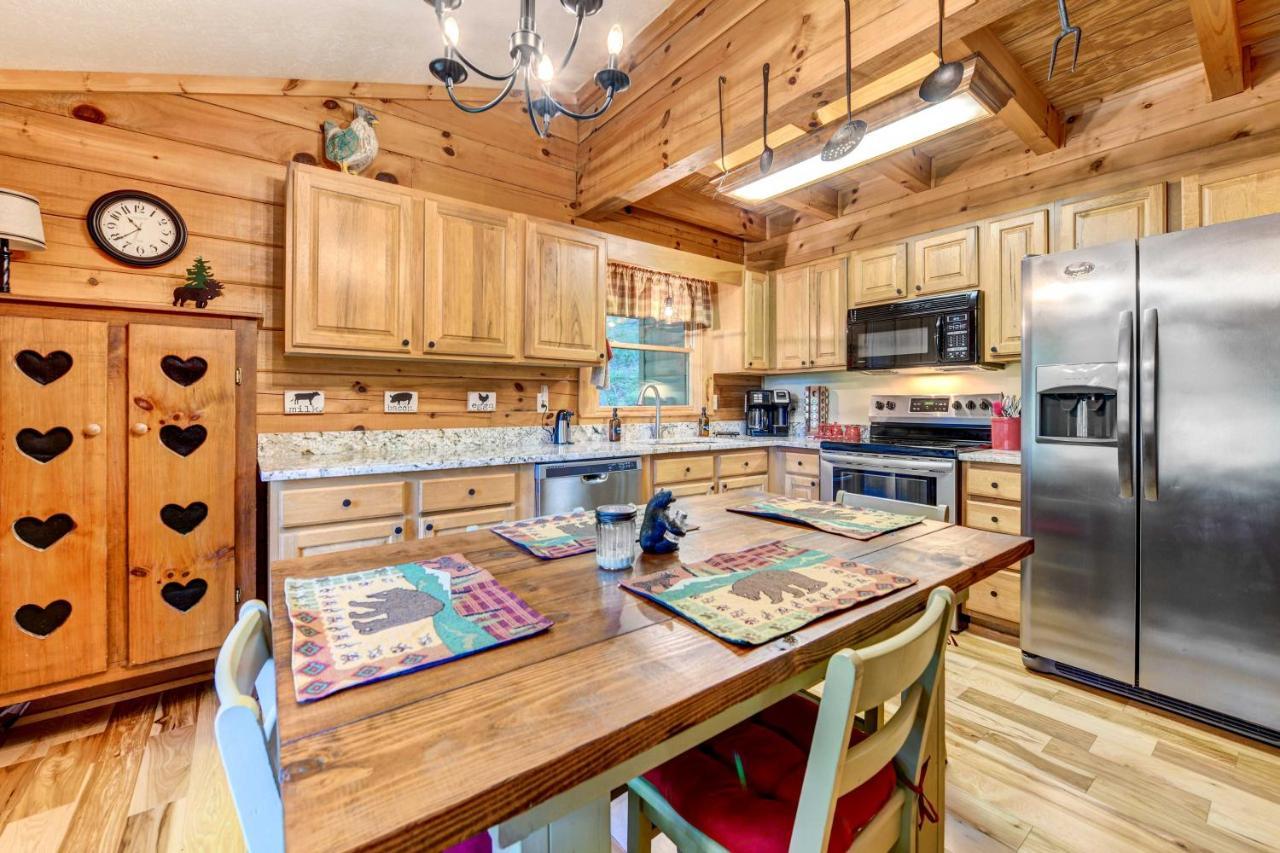Waynesville Cabin With Covered Deck And Fire Pit! Lake Junaluska Exterior photo