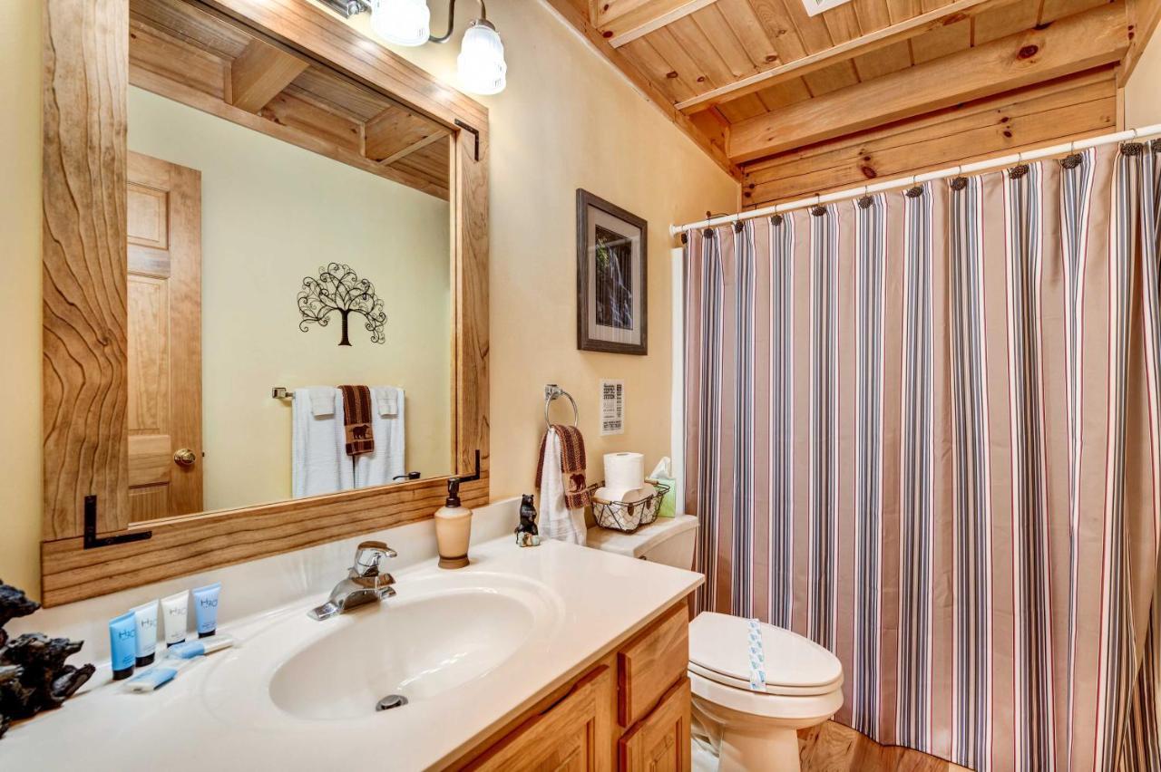 Waynesville Cabin With Covered Deck And Fire Pit! Lake Junaluska Exterior photo