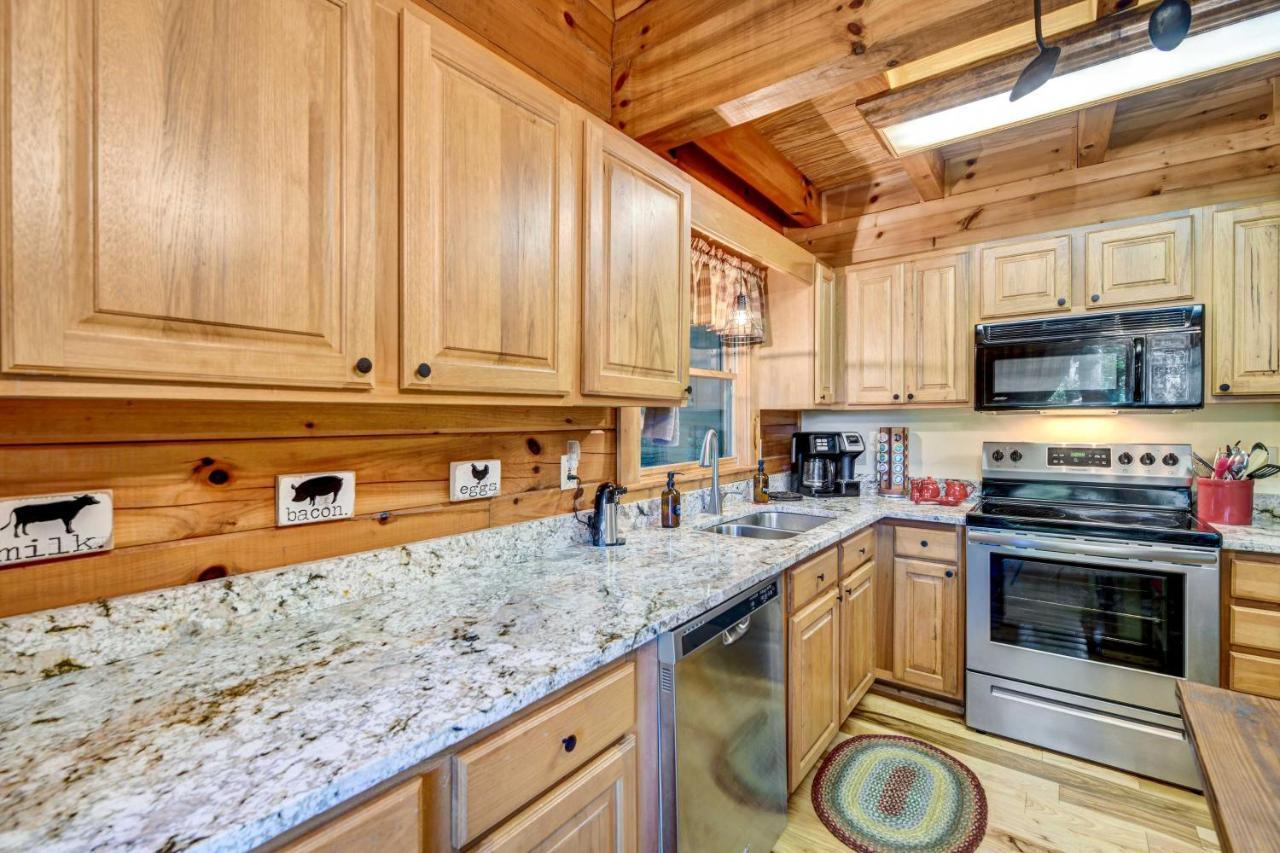 Waynesville Cabin With Covered Deck And Fire Pit! Lake Junaluska Exterior photo